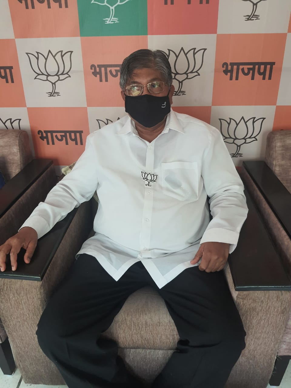 BJP-leader-shri-chandrakant-patil-with-anti-fungal-reusable-mask